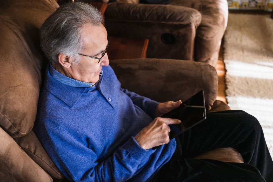 Mito desmentido: los mayores no caen más en información falsa que los jóvenes. Foto bigstock Old Man Looking A Tablet In Ho 448960369