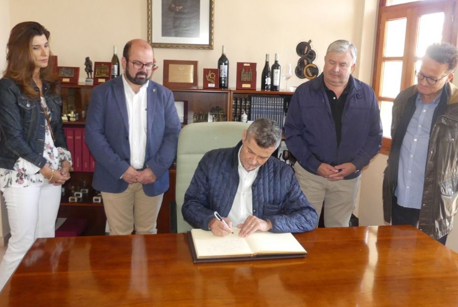 Firma en el Libro de Oro de la Denominación Cariñena