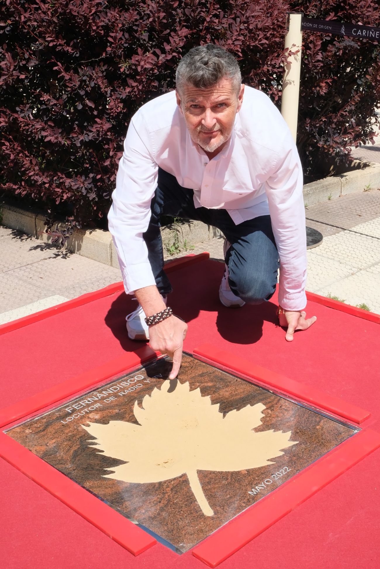 Fernandisco plasma sus manos en el paseo de las estrellas de la denominación Cariñena