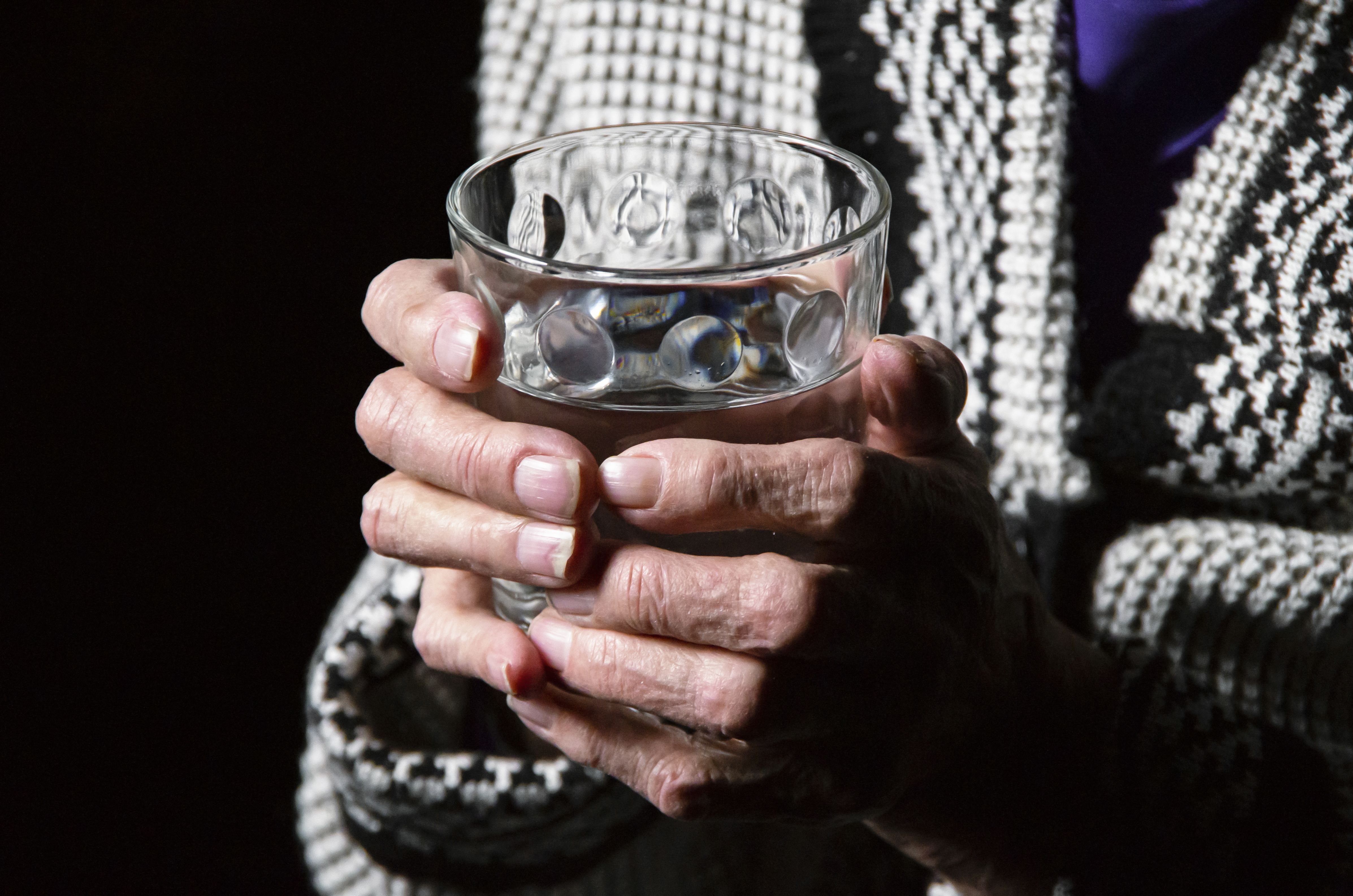 Cuidado con la 'estafa del vaso del agua': nuevas víctimas mayores y dependientes. Foto: Bigstock