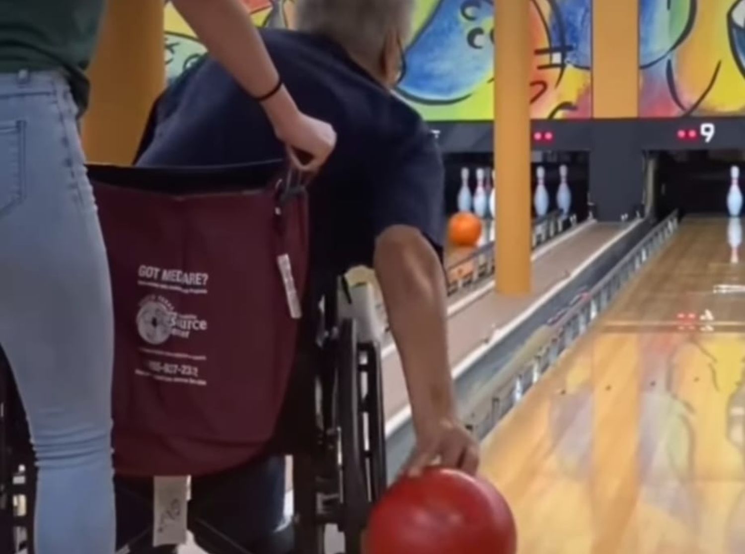 Consigue que su abuelo juegue a los bolos por primera vez a los 90 años: "Estoy tan orgullosa de él"