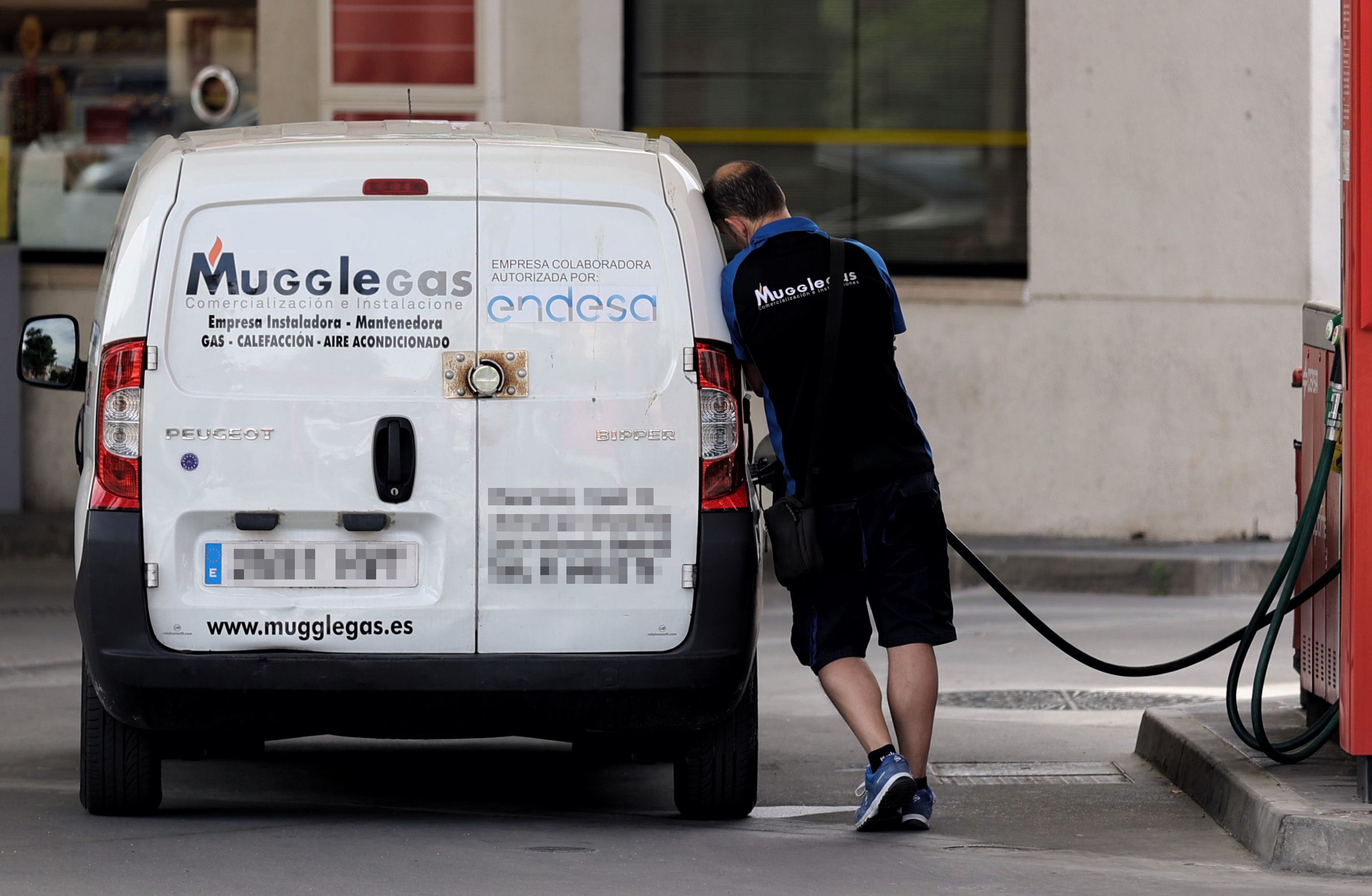 El precio de la gasolina se desboca aún más y ya ronda los 2 euros por litro