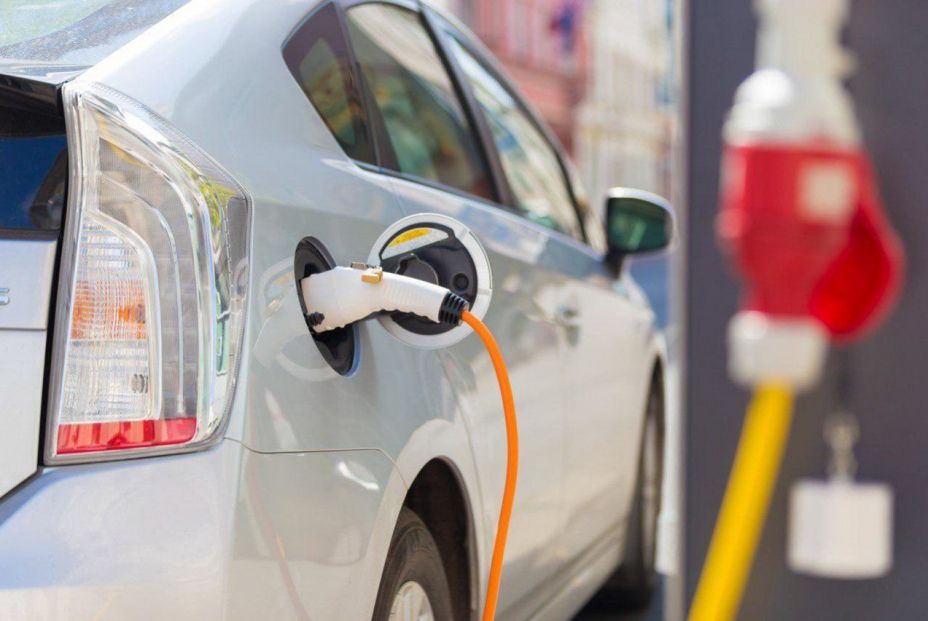 Comprar un coche eléctrico supone un ahorro de al menos 9.000 euros en 11 años de uso, según OCU