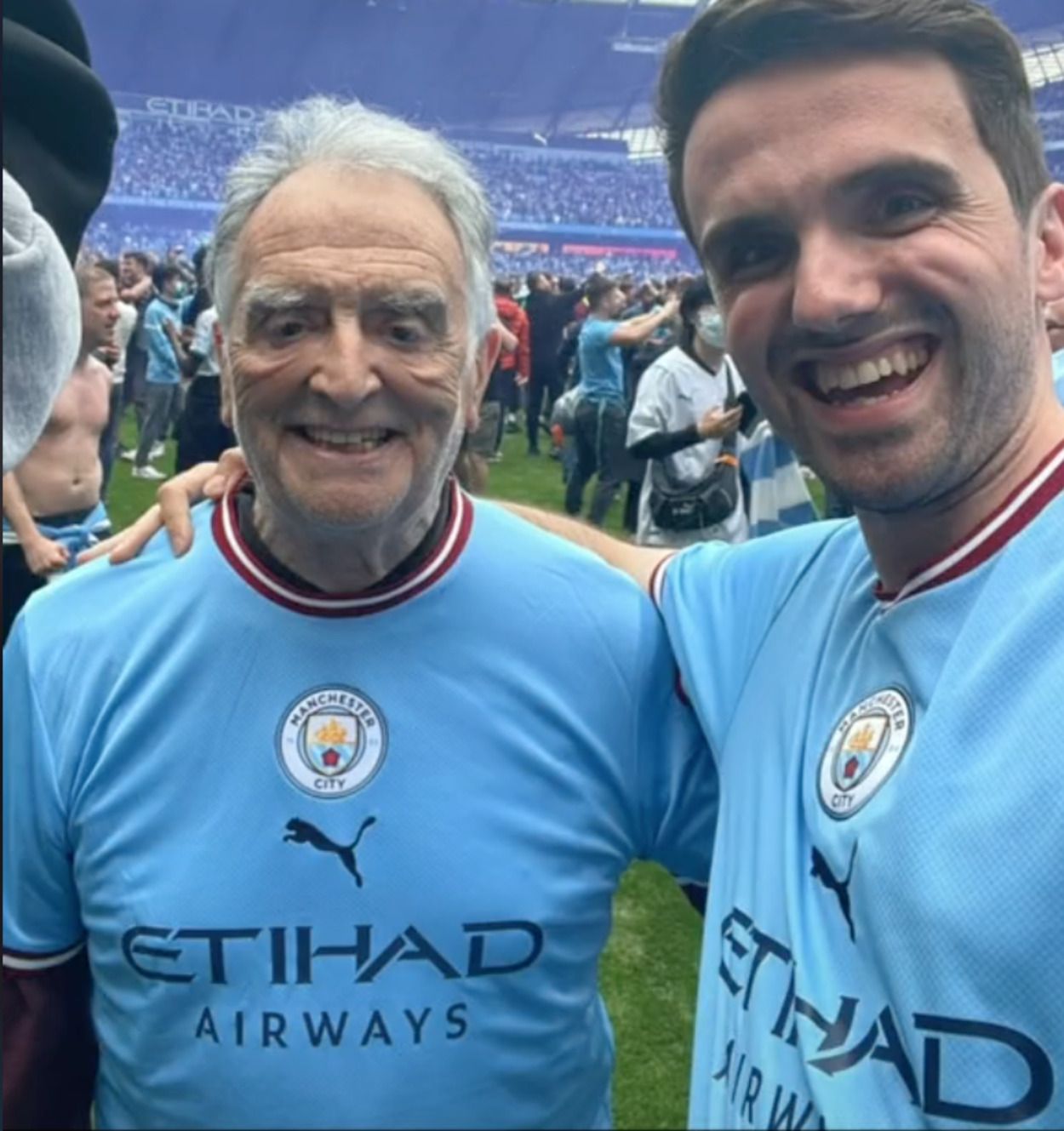 VÍDEO: La emoción de un hombre con demencia al volver con su nieto a un estadio de fútbol