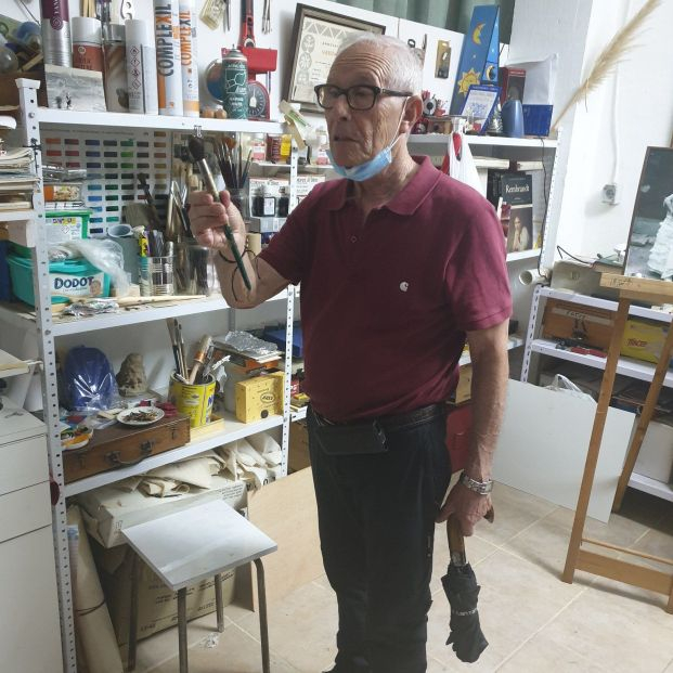 El Papa recibe el retrato de un pintor vasco de 84 años con la ayuda de las redes