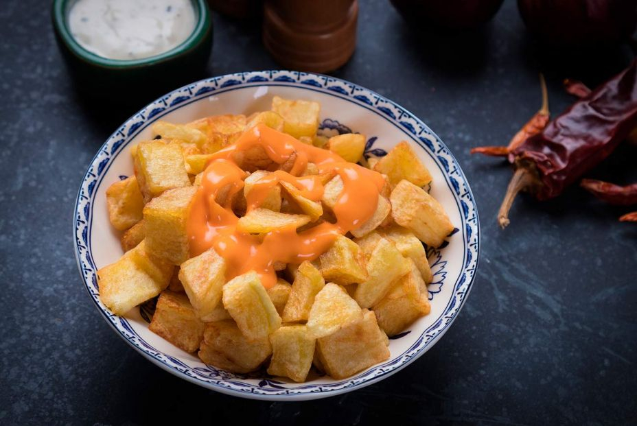 Tapeo castizo: Así se hace la auténtica salsa de las bravas de Madrid y boquerones en vinagre. Foto: Bigstock