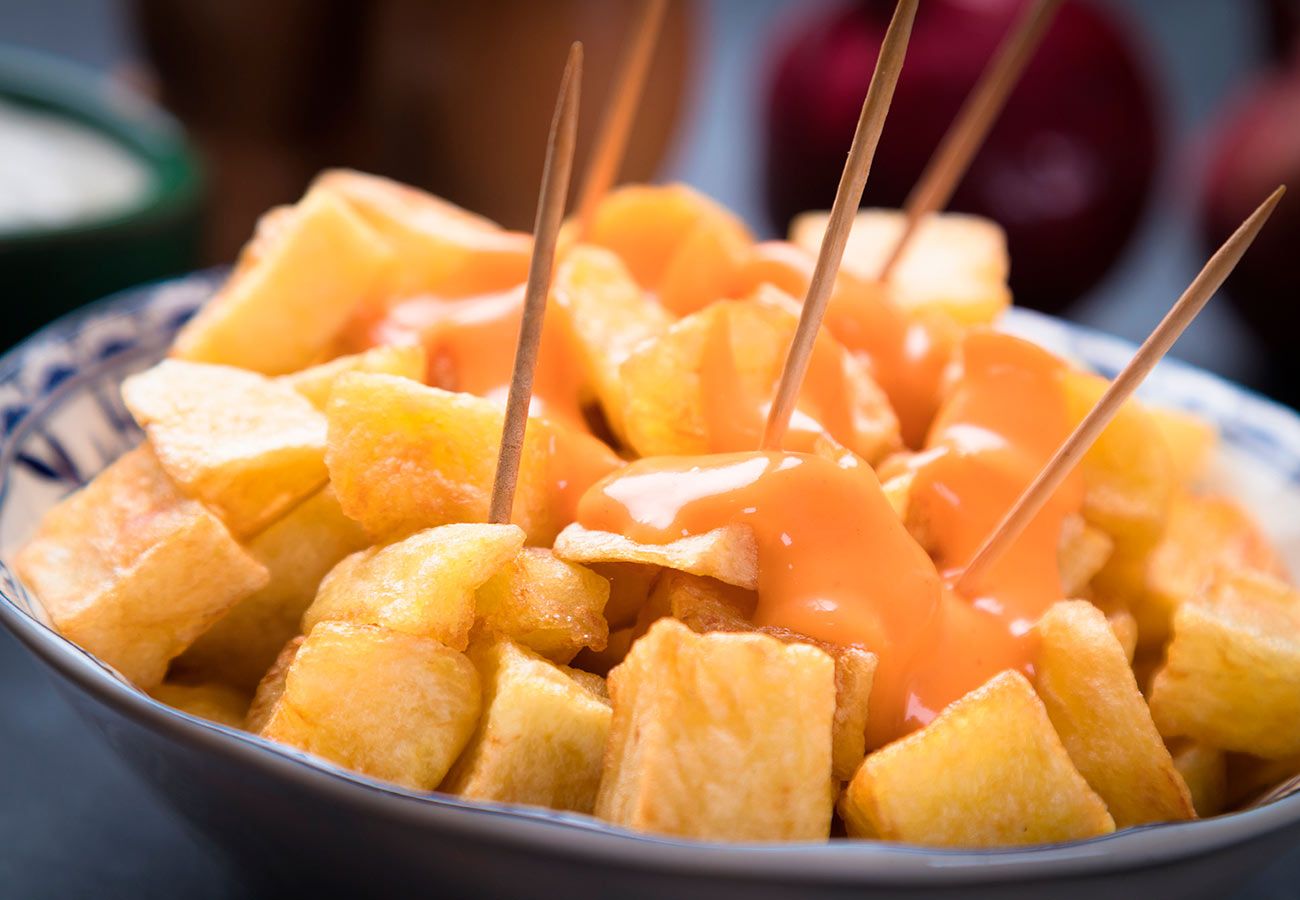 Tapeo castizo: así se hace la auténtica salsa de las bravas de Madrid y boquerones en vinagre