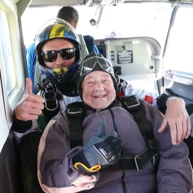 Una mujer sueca de 103 años se convierte en la persona más longeva en saltar en paracaídas