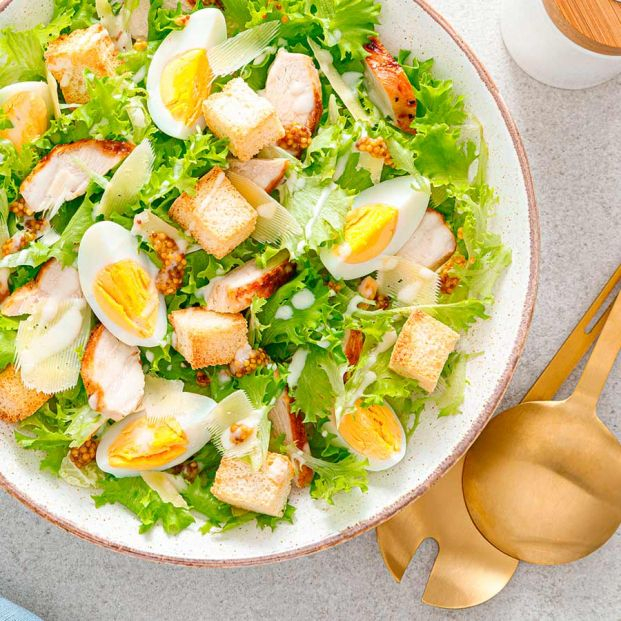 Ensalada Cesar con pollo y lechuga de la huerta. Foto: Bigstock