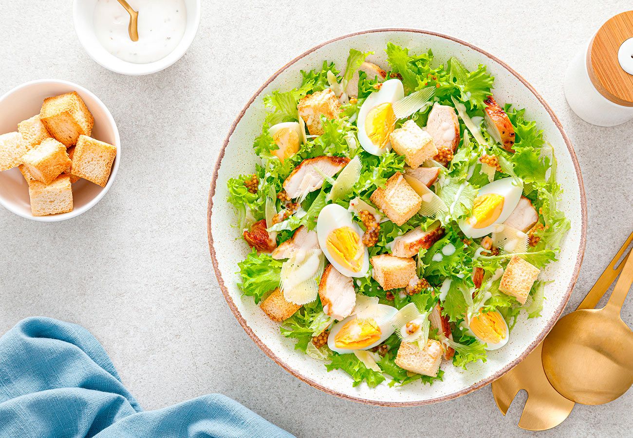 Ensalada César con pollo y lechuga de la huerta. Foto: Bigstock