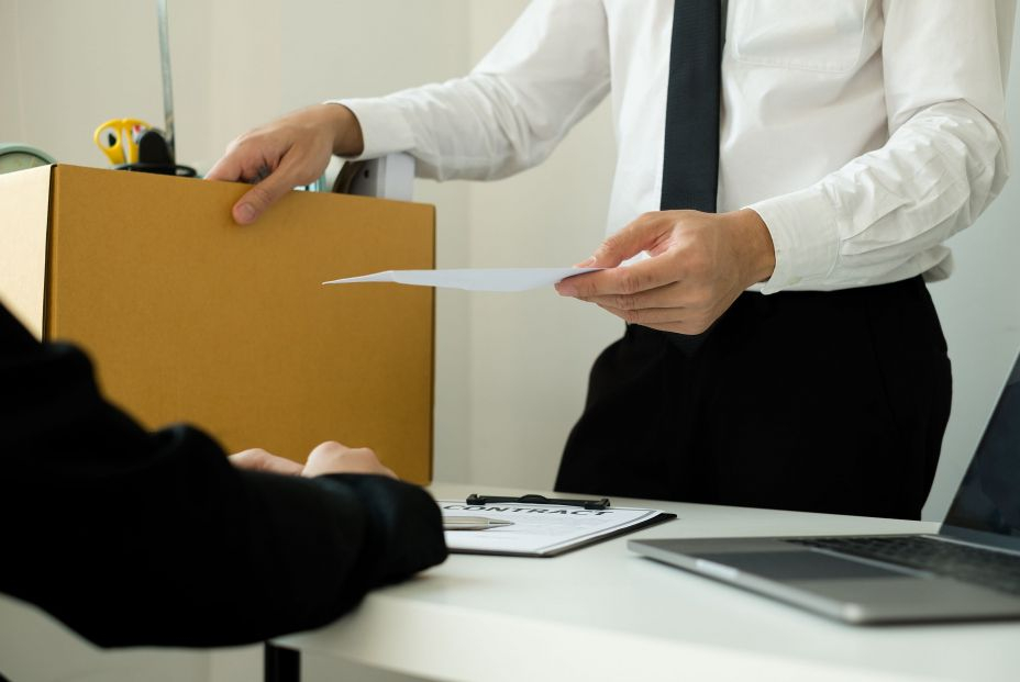 Expertos piden que los empleados de más edad tengan derecho a optar a un despido improcedente. bigstock Desperately Fired Man Office W 445198040 Expertos piden que los empleados de más edad tengan derecho a optar a un despido improcedente. bigstock Desperately Fired Man Office W 445198040