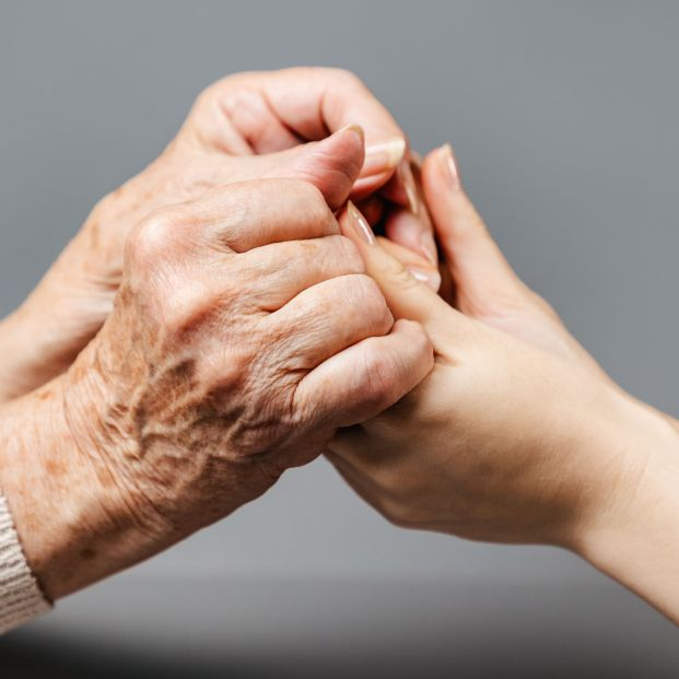 Jóvenes y mayores presentan un proyecto fotográfico que une generaciones y culturas. Foto: Bigstock