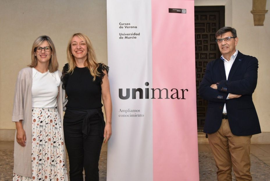  María Ángeles Mazuecos, ha presentado la ‘VI edición del Curso de Arqueología Medieval Sefarad’ de la Universidad Internacional del Mar (UNIMAR), junto a uno de los directores del evento, Andrés Martínez Rodríguez y Vanesa Valero