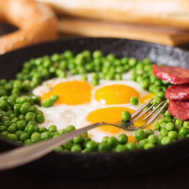 Receta de huevos al plato con guisantes y chorizo para improvisar una deliciosa cena en 10 minutos