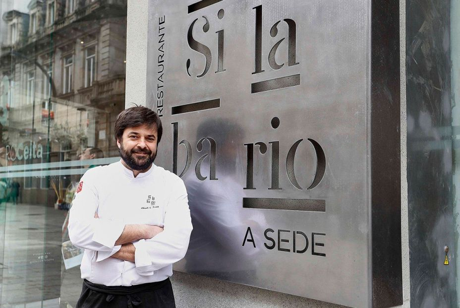 El chef Alberto González Prelcic frente a Silbario. Foto Silabario. El chef Alberto González Prelcic frente a Silbario. Foto Silabario.