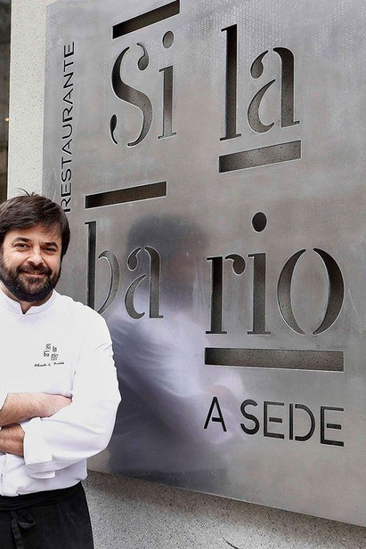 El chef Alberto González Prelcic frente a Silbario. Foto  Silabario.