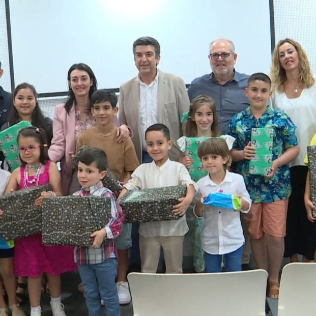 El Imserso premia a niños y niñas de Ceuta por dibujar contra la discriminación de los mayores El Imserso premia a niños y niñas de Ceuta por dibujar contra la discriminación de los mayores