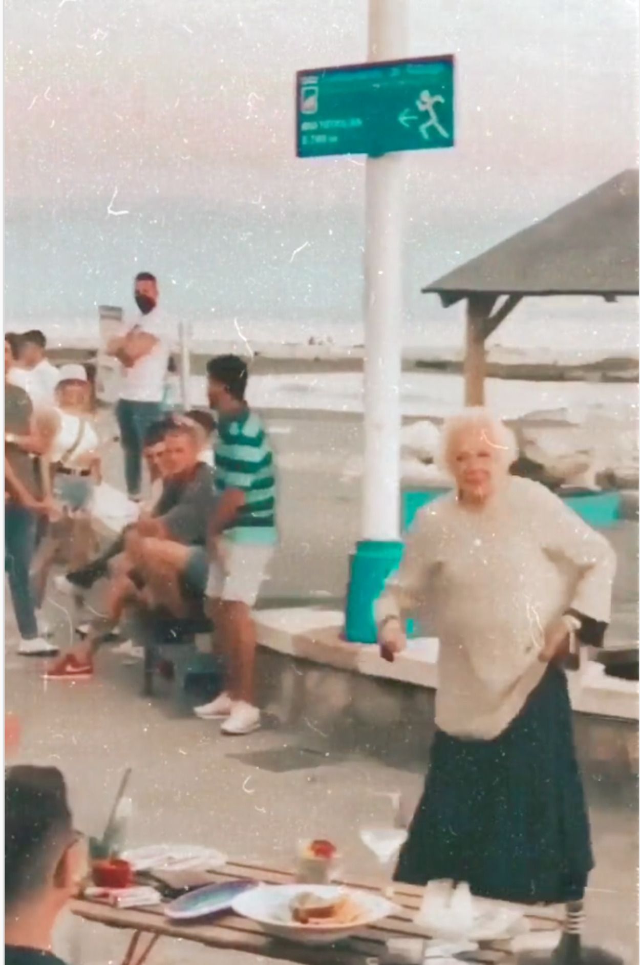 Se hace viral bailando en las playas de Málaga: "Quiero llegar a su edad así"