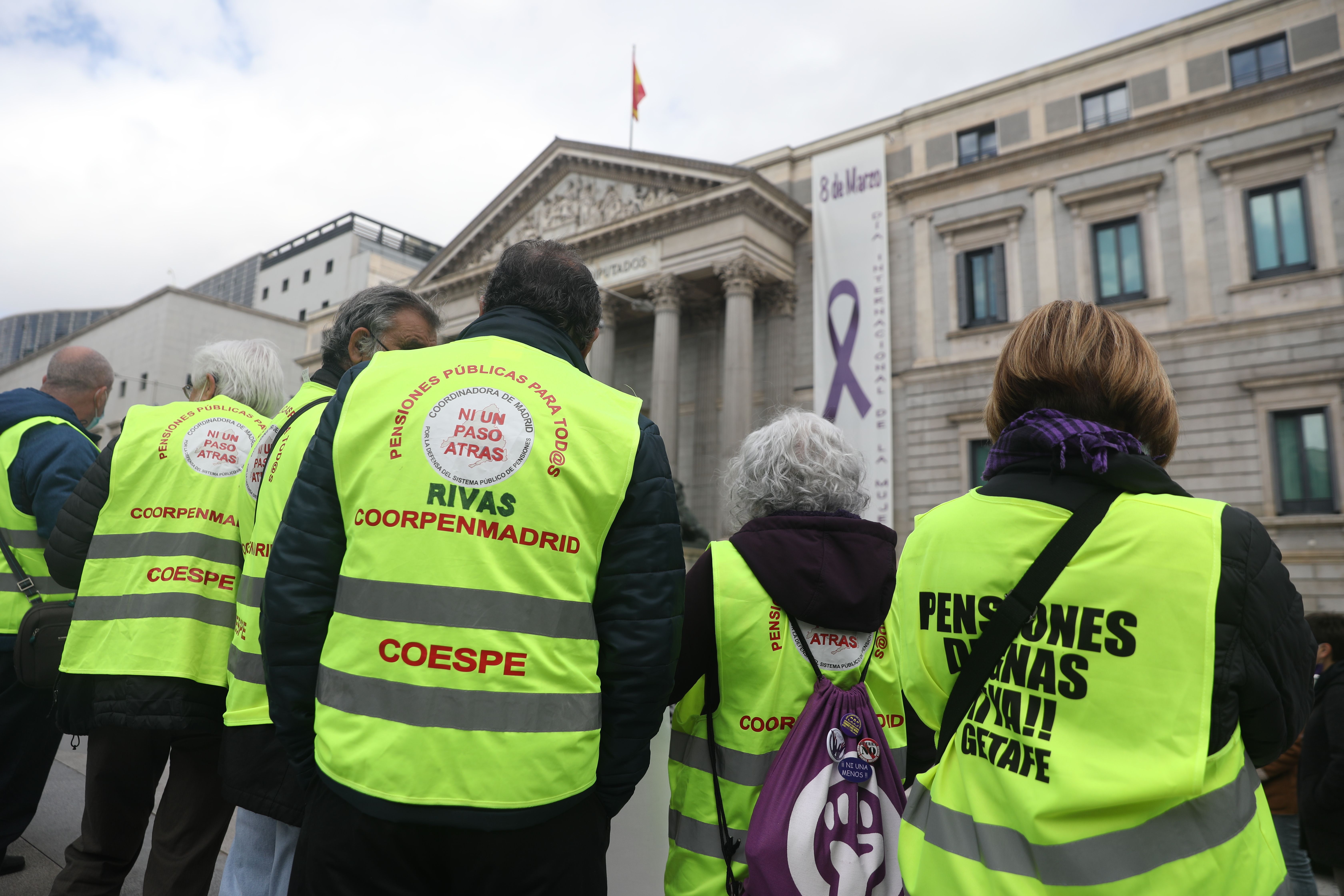 Las urnas del pensionista EuropaPress 4301681 varias personas chalecos reflectantes concentracion exigir pension minima