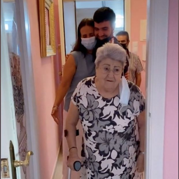VÍDEO: Compra la casa de sus abuelos y la reforma para que su abuela pueda volver a vivir en ella