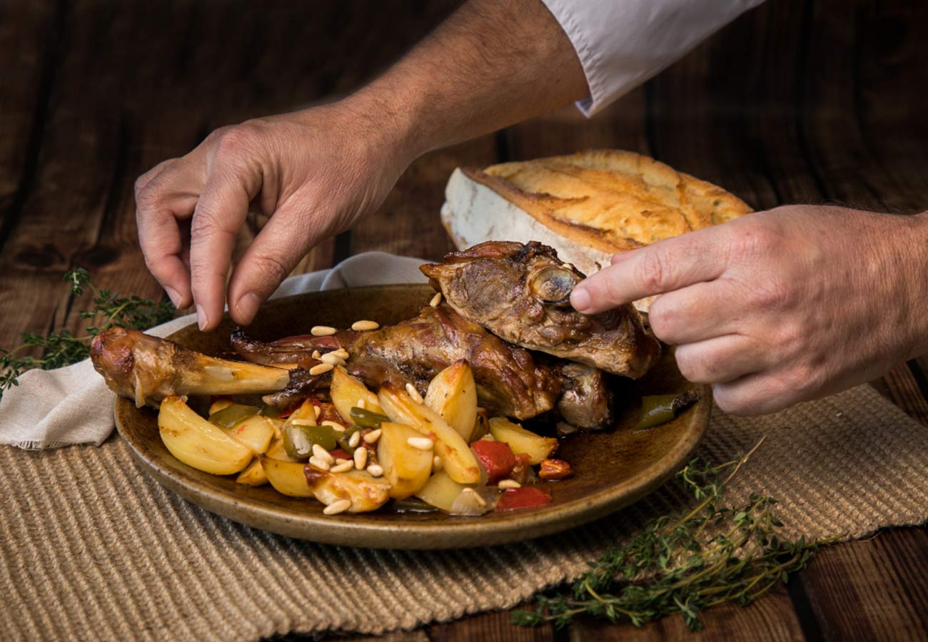 Cordero segureño asado con patatas y pimientos. Foto: Murcia turística