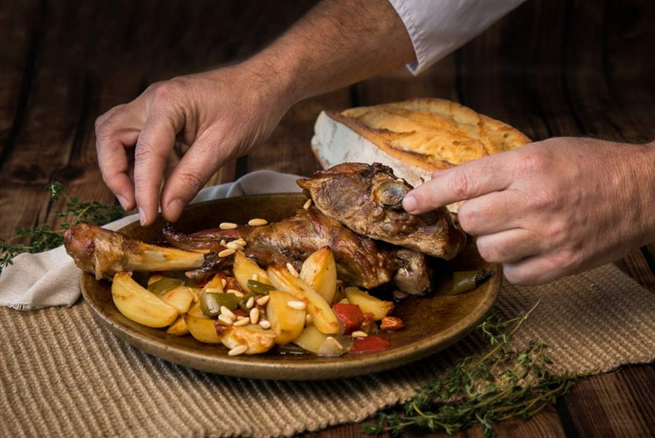 Cordero segureño asado con patatas y pimientos. Foto: Murcia turística