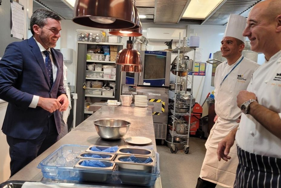 El consejero de Agua, Agricultura, Ganadería, Pesca, Medio Ambiente y Emergencias, Antonio Luengo, visita Westminster Kingsway College, una de las principales escuelas de hostelería del centro de Londres  Foto: Europa Press 