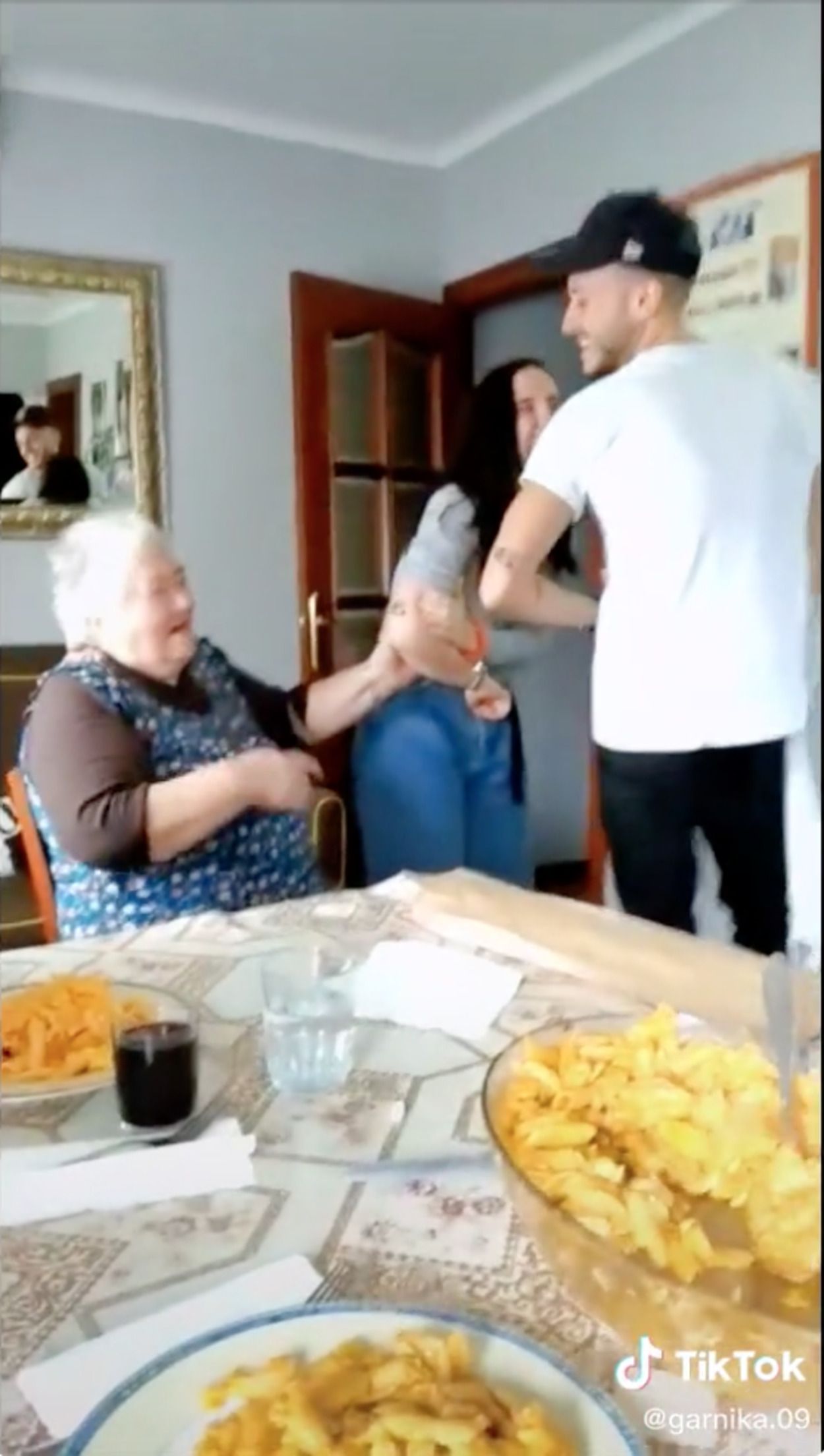 Se tatúan el plato estrella de su abuela y esta es su reacción