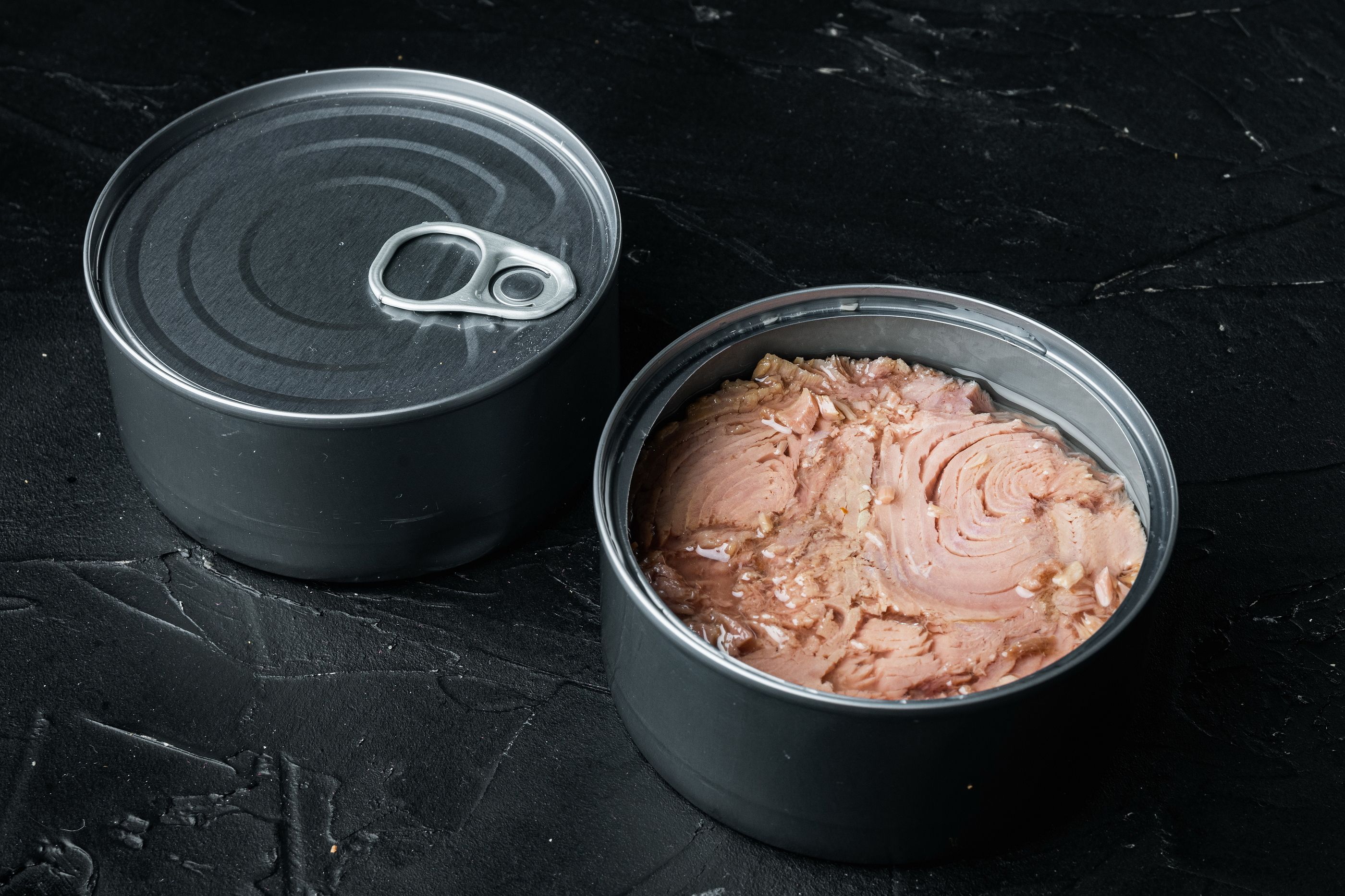 Alerta alimentaria en unas latas de atún. bigstock Canned Wild Yellowfin Tuna Set 450975963