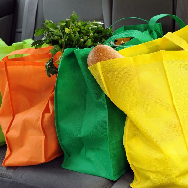 Esta es la multa por llevar la bolsas de la compra en el asiento del coche