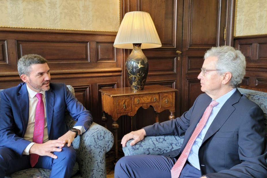 Imagen de la entrevista mantenida por el consejero Antonio Luengo con el embajador de España en el Reino Unido, José Pascual Marco. Foto: CARM
