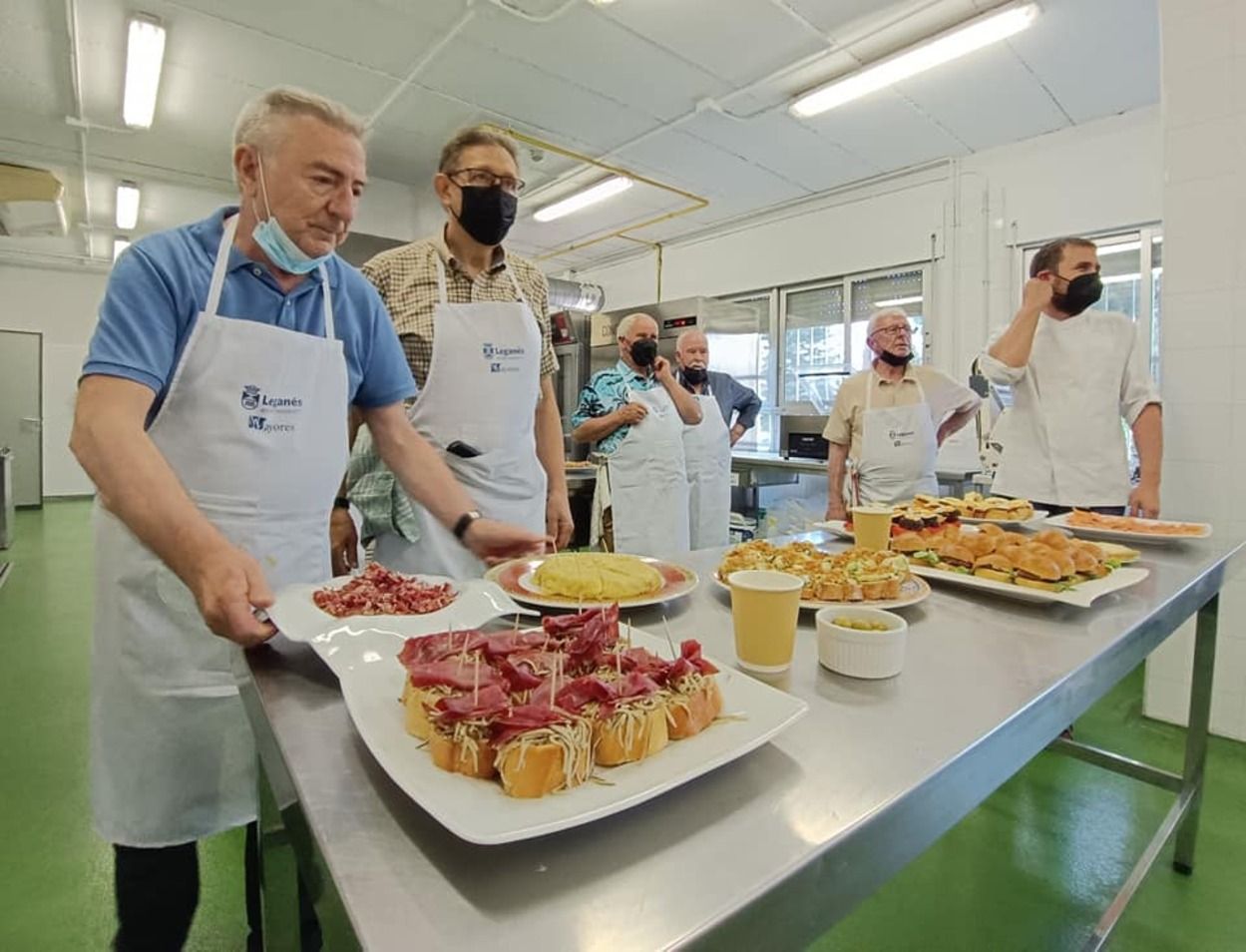 Leganés renueva 'Mayor Chef', el programa que enseña a los hombres mayores de 65 años a cocinar