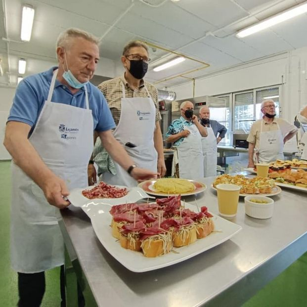 Leganés renueva 'Mayor Chef', el programa que enseña a los hombres mayores de 65 años a cocinar