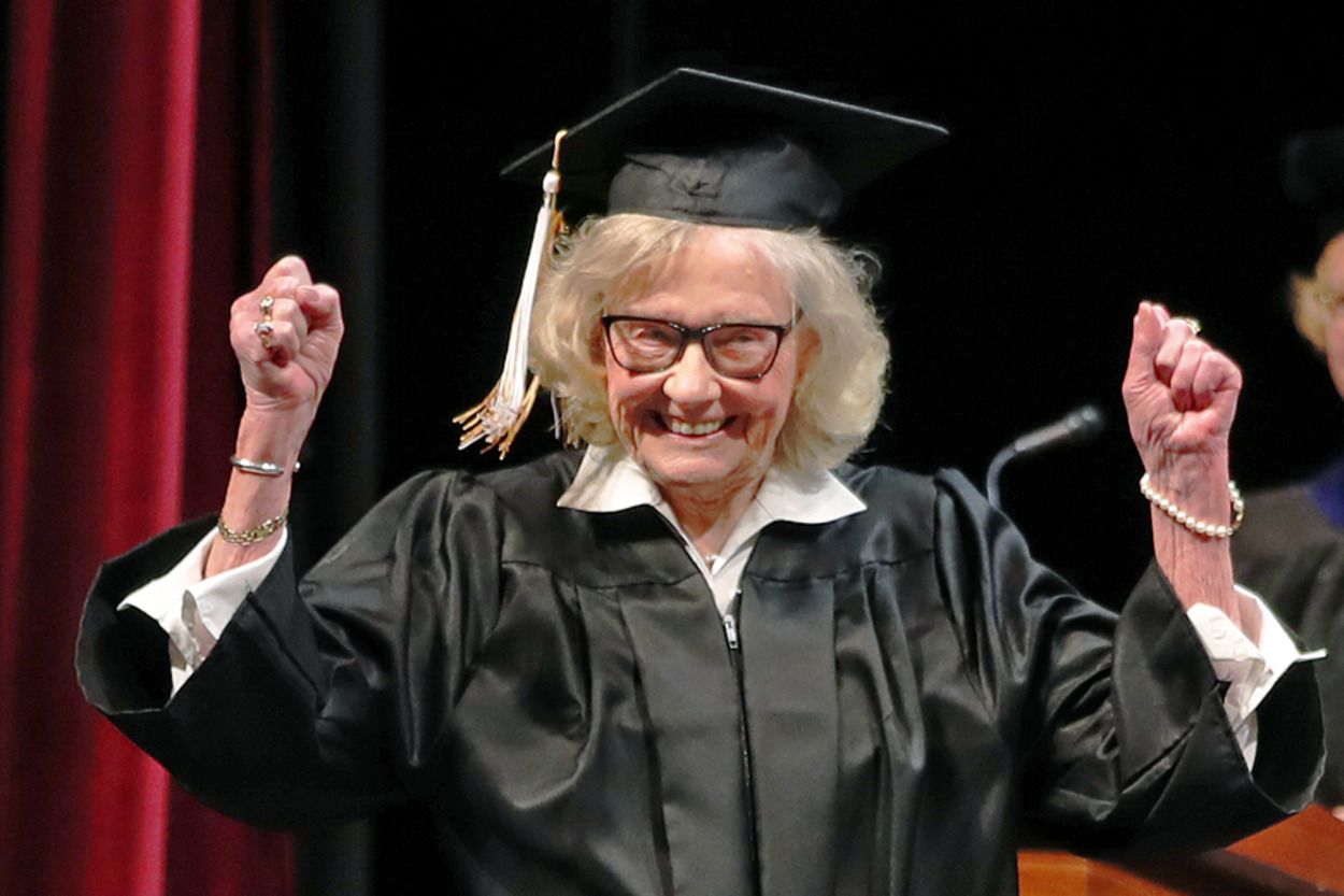 Betty, graduada en enfermería a los 84 años: "No dejes que nadie te detenga"
