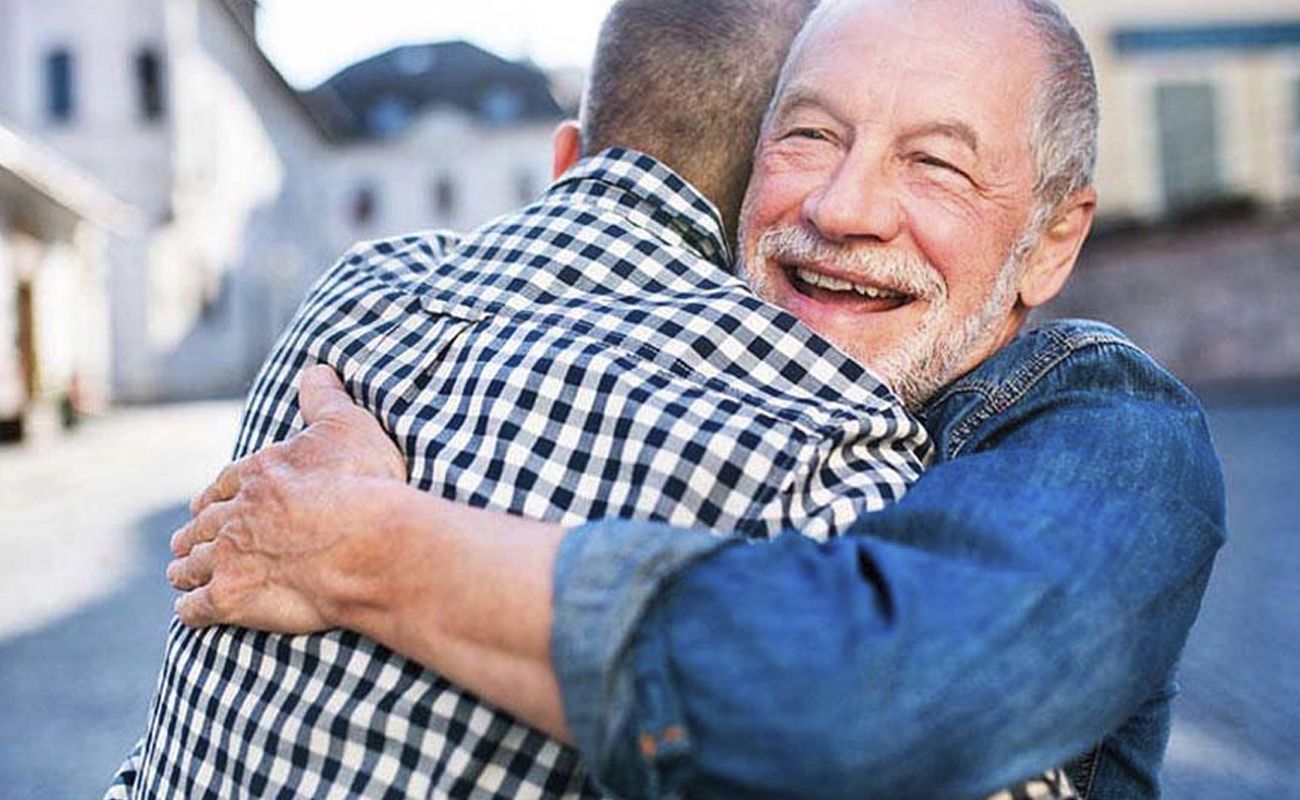 Cuidado con el timo del 'abrazo cariñoso', cuyas principales victimas son los mayores