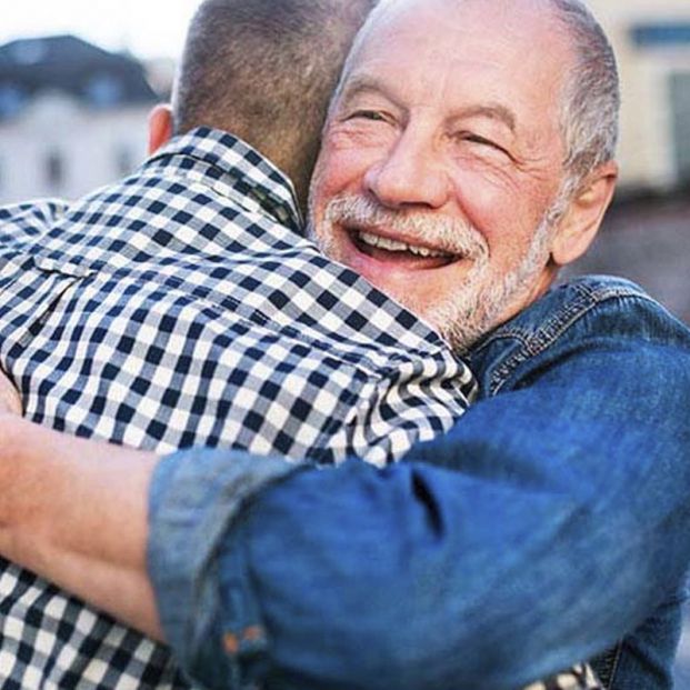 Cuidado con el timo del 'abrazo cariñoso', cuyas principales victimas son los mayores