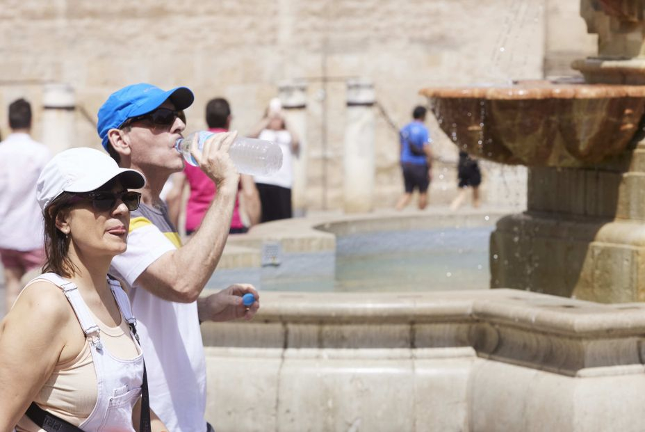 Esta es la cantidad de agua que debes beber al día durante la ola de calor