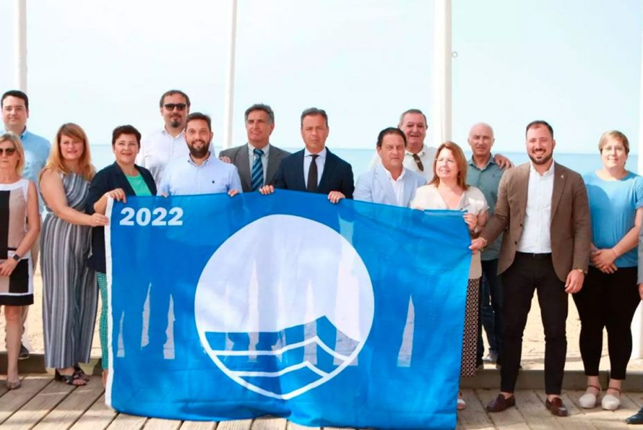 El consejero de Presidencia, Turismo, Cultura y Deportes, Marcos Ortuño, junto a representantes de los municipios cuyas playas y puertos han obtenido Banderas Azules - CARM El consejero de Presidencia, Turismo, Cultura y Deportes, Marcos Ortuño, junto a representantes de los municipios cuyas playas y puertos han obtenido Banderas Azules - CARM