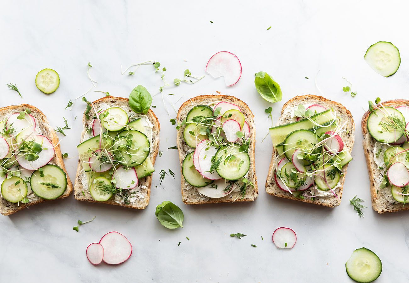 Tosta de pepino y rabanito con queso cremoso. Foto: Bigstock