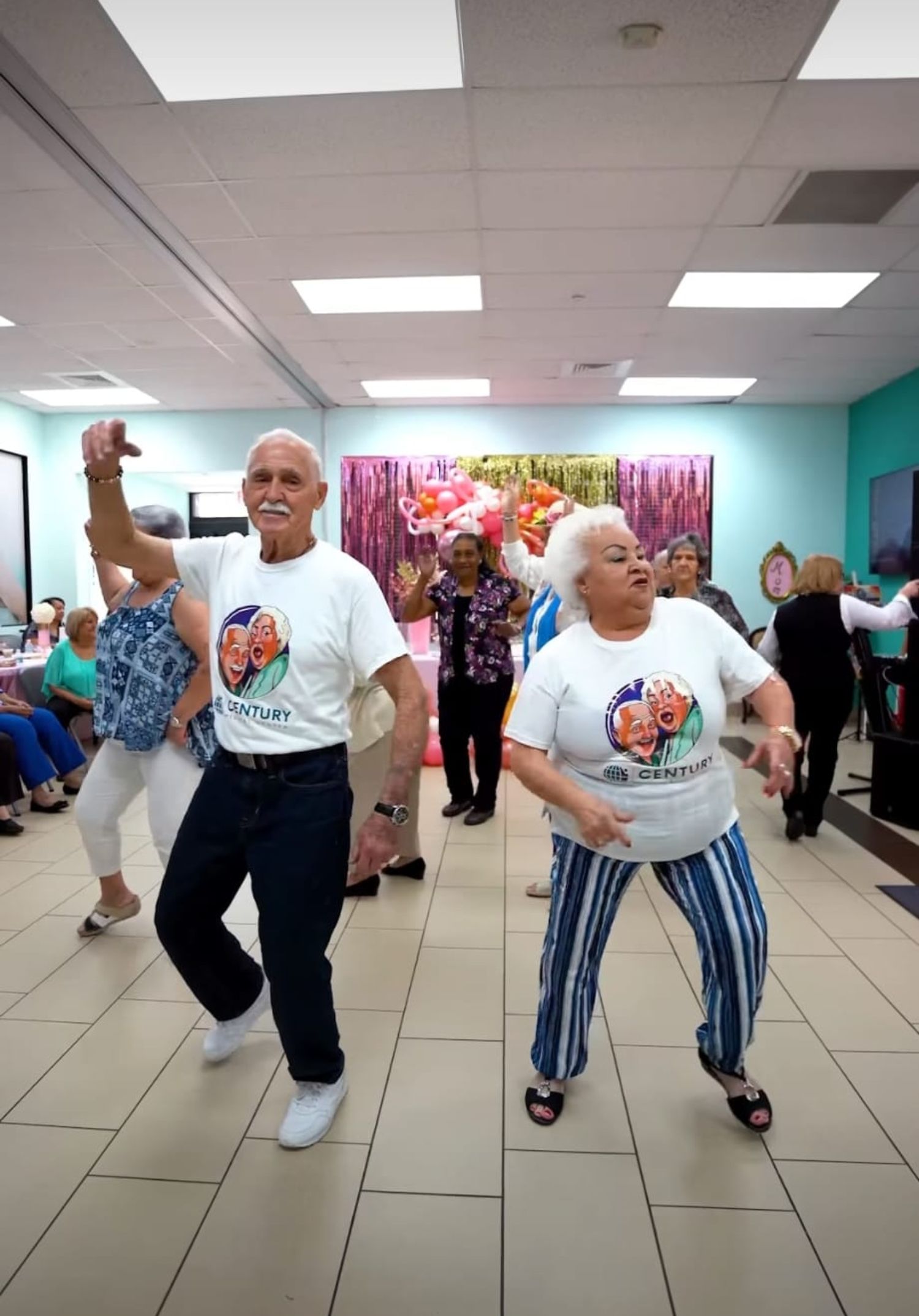 La pareja viral que anima a toda una residencia con sus bailes: "No me canso de verlos bailar"