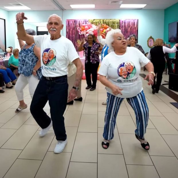 La pareja viral que anima a toda una residencia con sus bailes: "No me canso de verlos bailar"