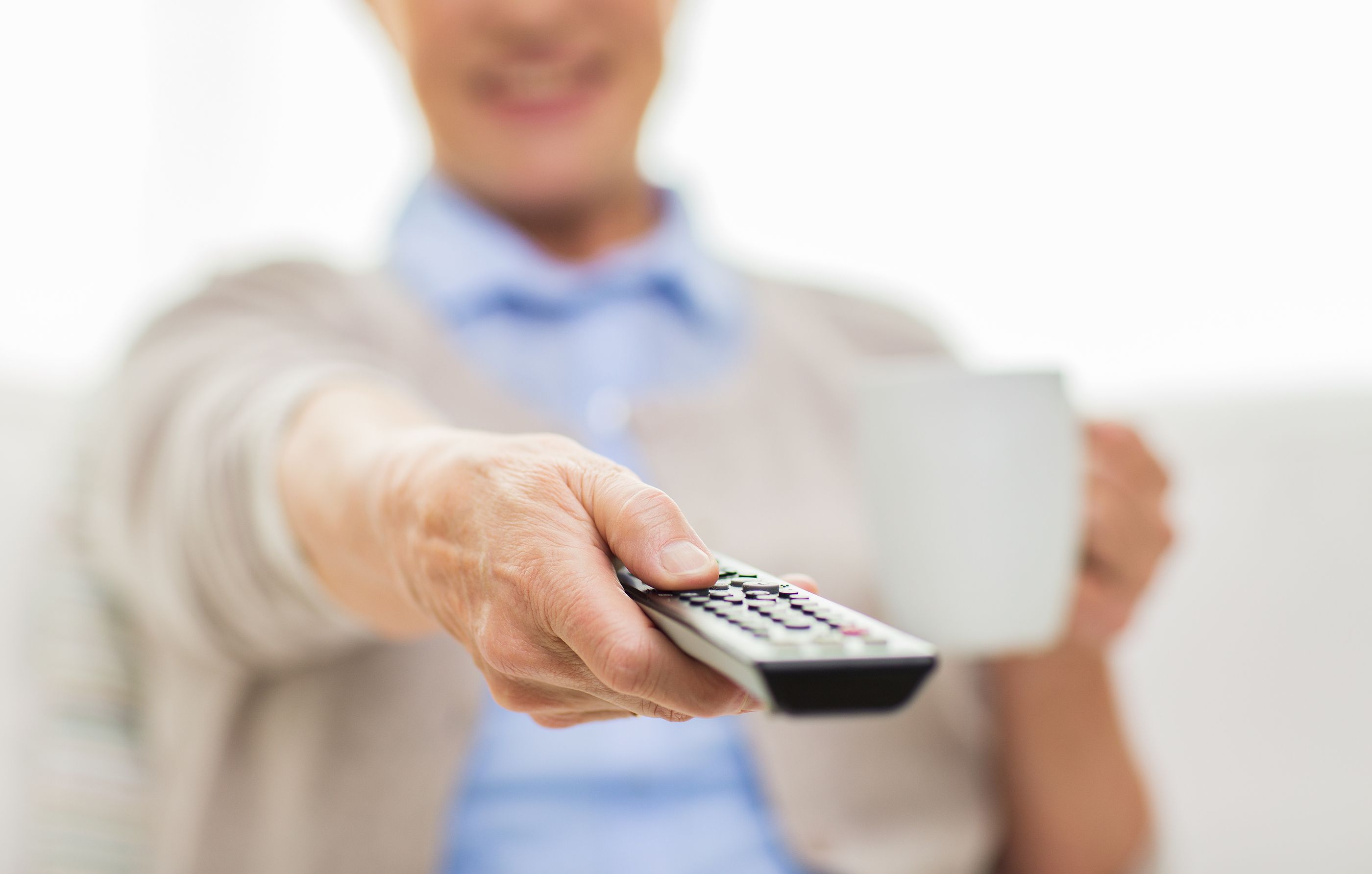 Los mayores de 64 años ven la televisión cerca de 6 horas al día