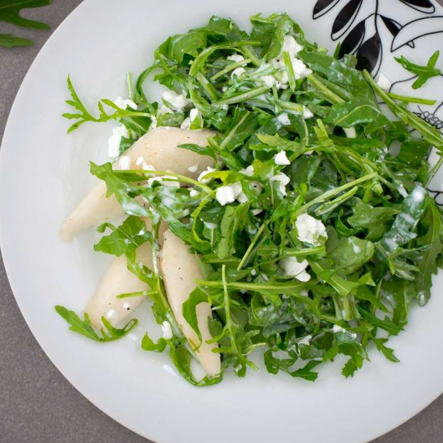 Receta de ensalada de rúcula con pera y queso. Foto: Depositphotos