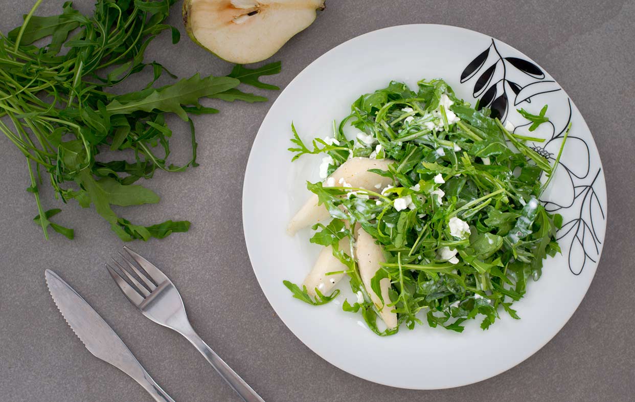 Receta de ensalada de rúcula con pera y queso. Foto: Depositphotos