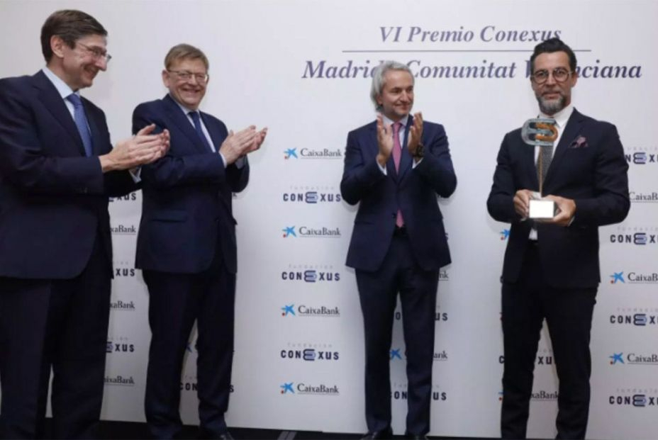 Quique Dacosta recibe el premio Conexus. Foto: Conexus Quique Dacosta recibe el premio Conexus. Foto: Conexus
