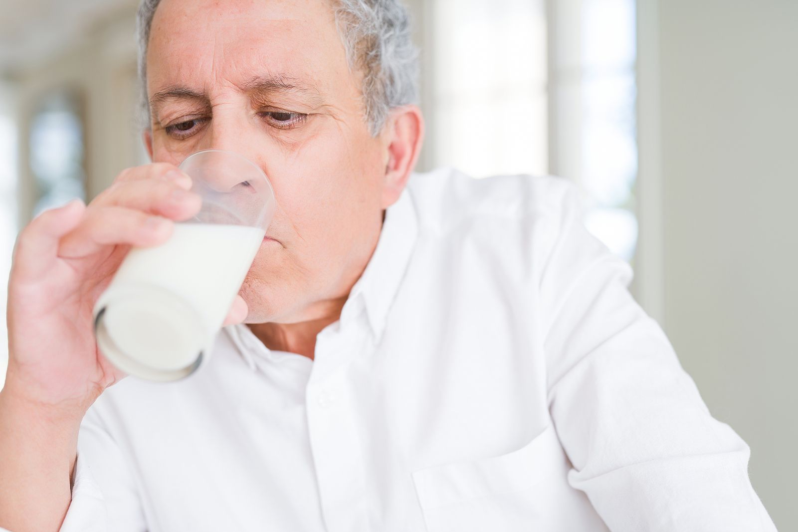 Un estudio relaciona el consumo de leche entera con deterioro cognitivo en mayores. Foto: Bigstock