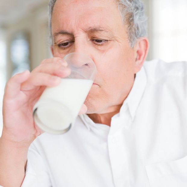 Un estudio relaciona el consumo de leche entera con deterioro cognitivo en mayores. Foto: Bigstock