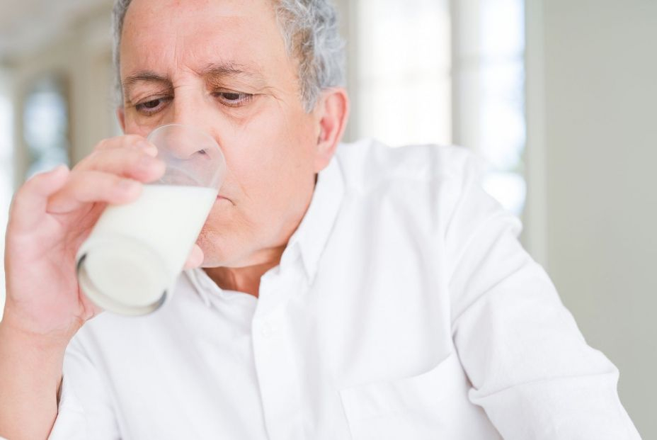 Un estudio relaciona el consumo de leche entera con deterioro cognitivo en mayores. Foto: Bigstock