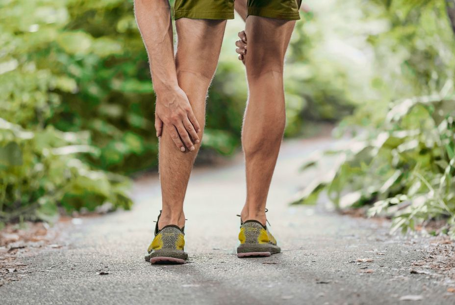 Hinchazón de piernas: cómo aliviar la sensación de pesadez y cansancio en verano