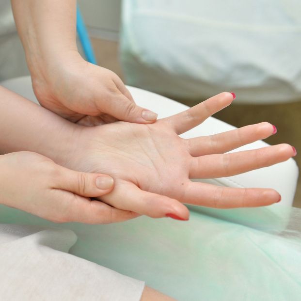 La rizartrosis afecta al dedo pulgar de la mano y es muy frecuente en mayores de 65 años
